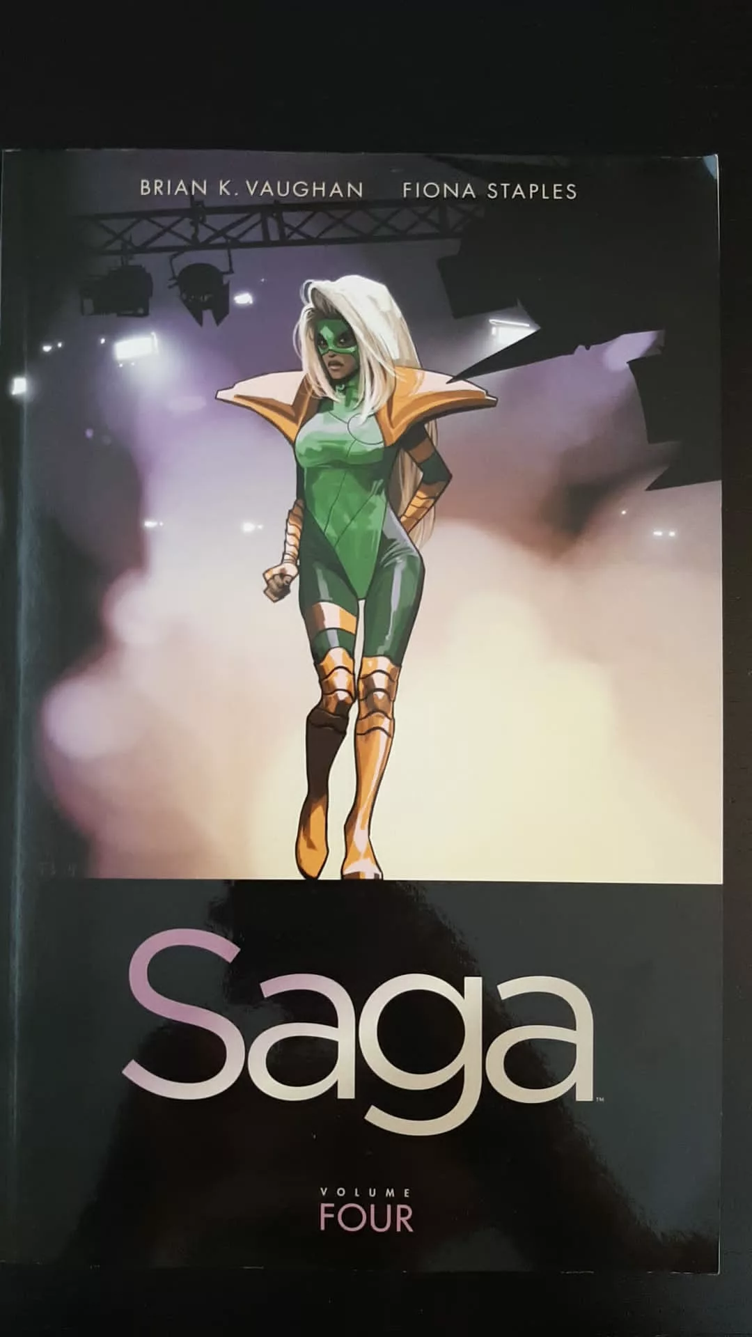 Saga (Volume 4) von Brian K. Vaughan und Zeichnerin Fiona Staples