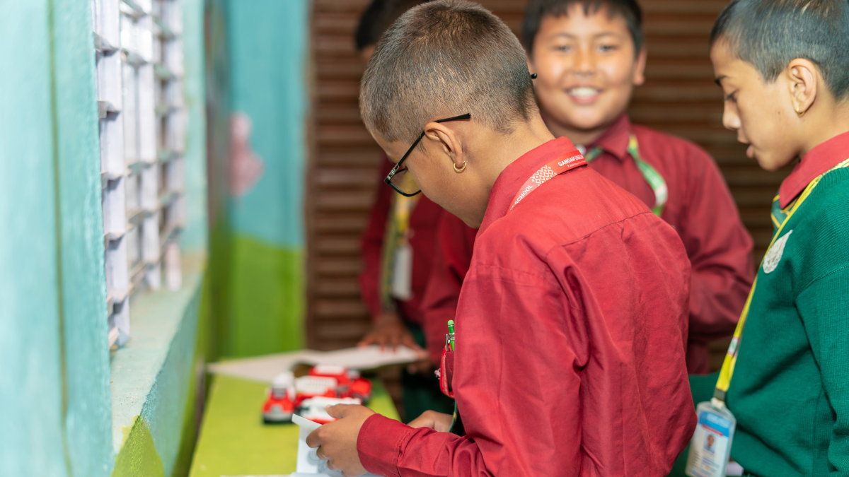 Nepalesische Kinder lesen